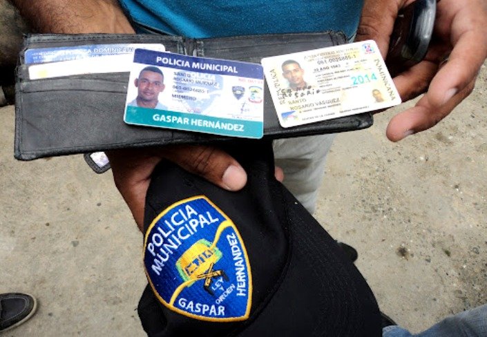 Carmnet de identicacion falso a nombre de Santo Rosario Vasquez como miembro de la policia